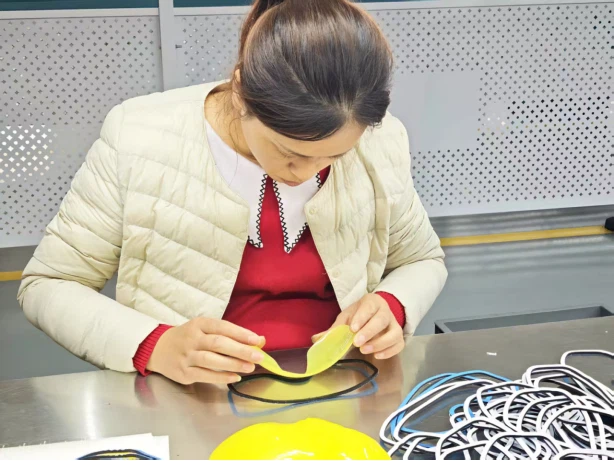 fit yellow anti-fog patch onto the goggle frames fit yellow anti-fog patch onto the goggle frames